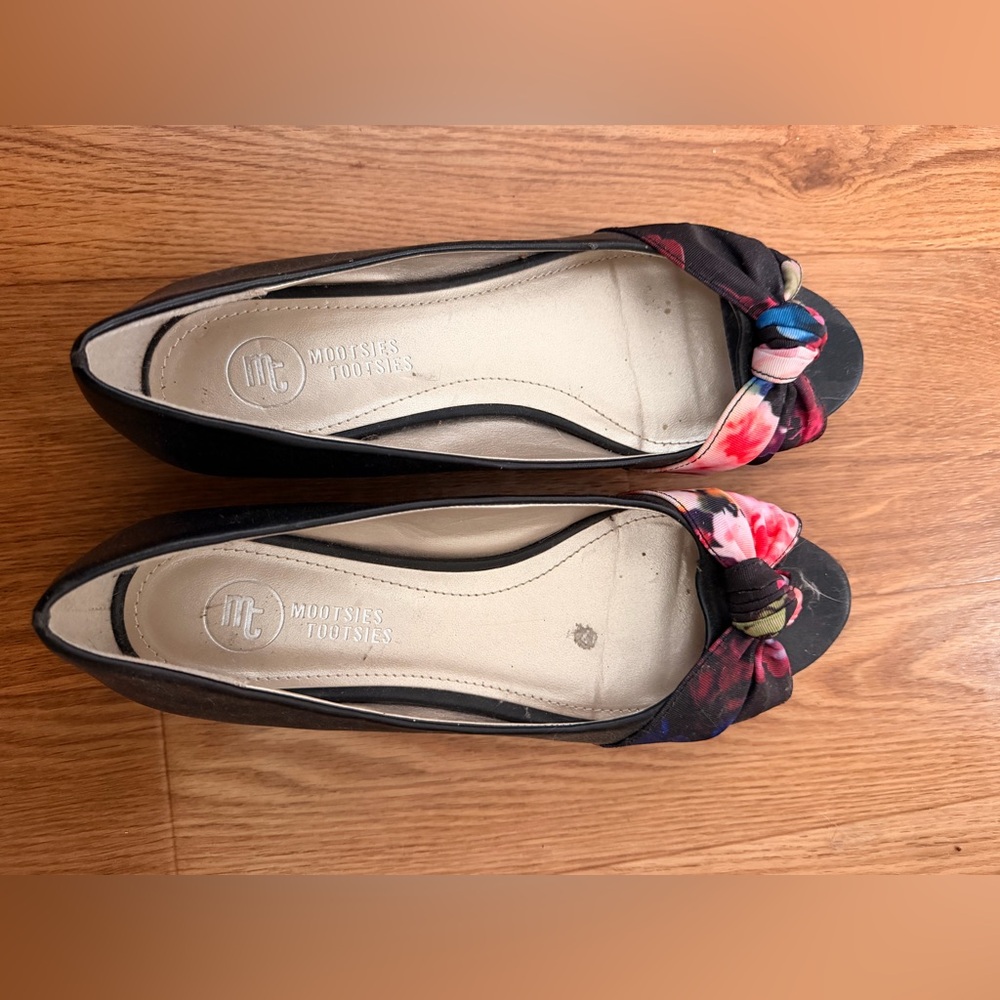 Mootsies Tootsies Black and Floral Women's Flats
